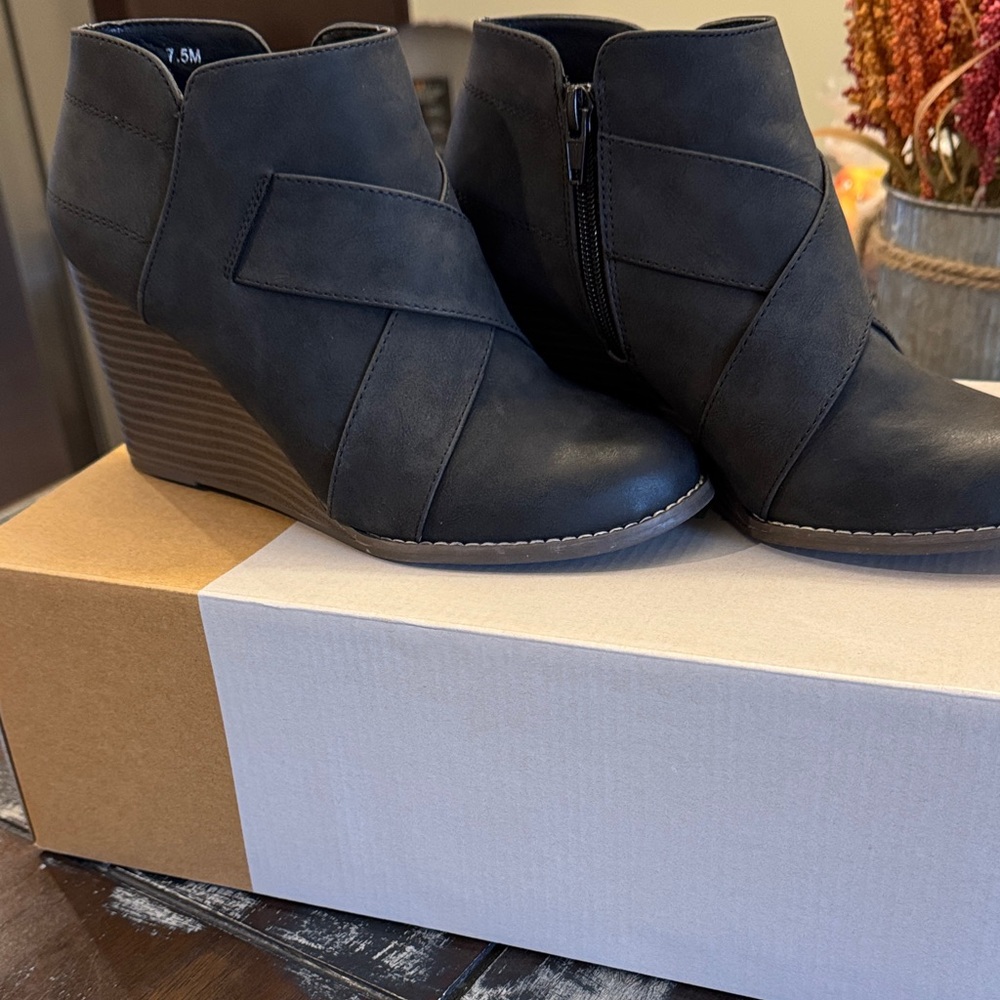 Maurices Alexis Cross Strap Wedge Booties – Black – Size 7.5